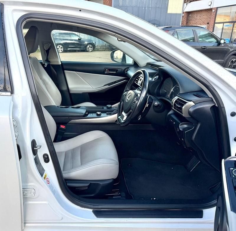 Used Lexus IS300h Executive Line 2015 White Sedan
