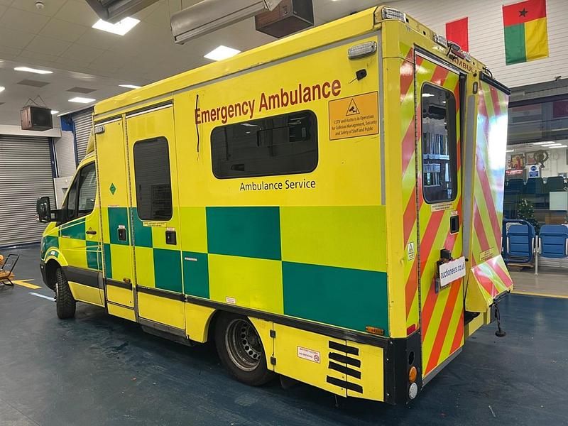 Used Mercedes Sprinter 190 HP (139 kW) 2015 Yellow Van