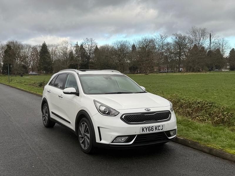 Used Kia Niro First Edition 139 HP (102 kW) 2016 White SUV