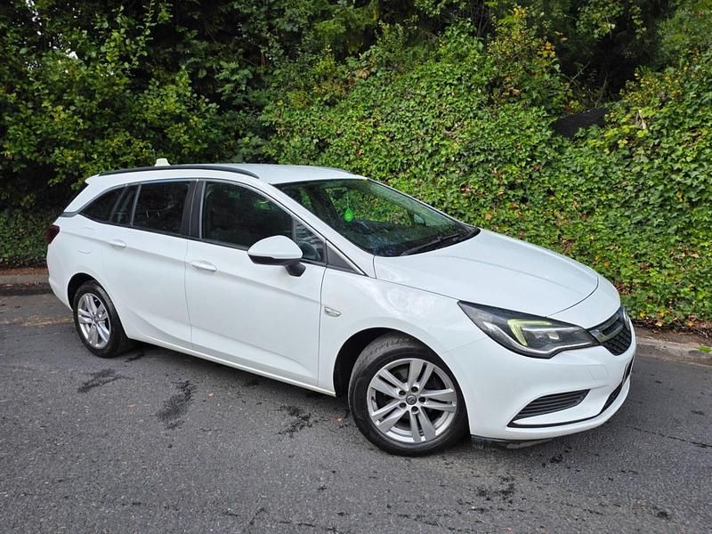 Used Vauxhall Astra 2019 White Estate