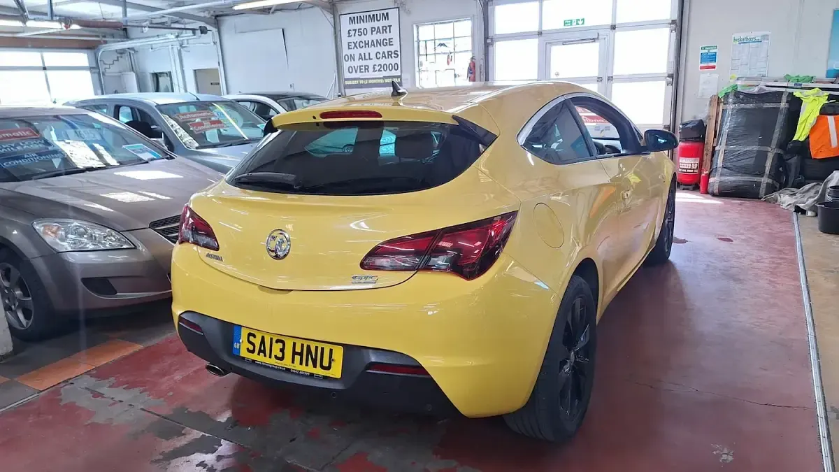 Used Vauxhall Astra GTC SRi 140 HP (102 kW) 2013 Yellow Hatchback