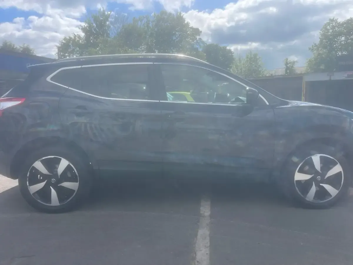 Used Nissan Qashqai N-Connecta 110 HP (80 kW) 2016 Black SUV