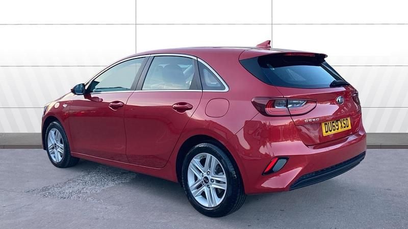 Usado Kia Ceed 136 CV (100 kW) 2019 Rojo Utilitario