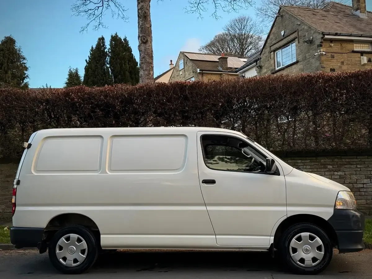 Used Toyota HiAce 120 HP (88 kW) 2009 White Van