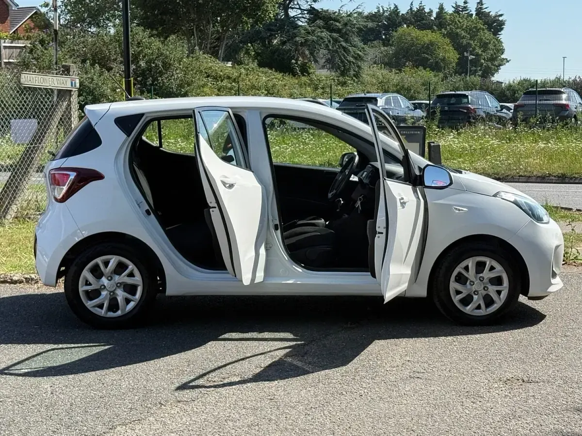 Used Hyundai i10 SE 87 HP (63 kW) 2019 White Hatchback