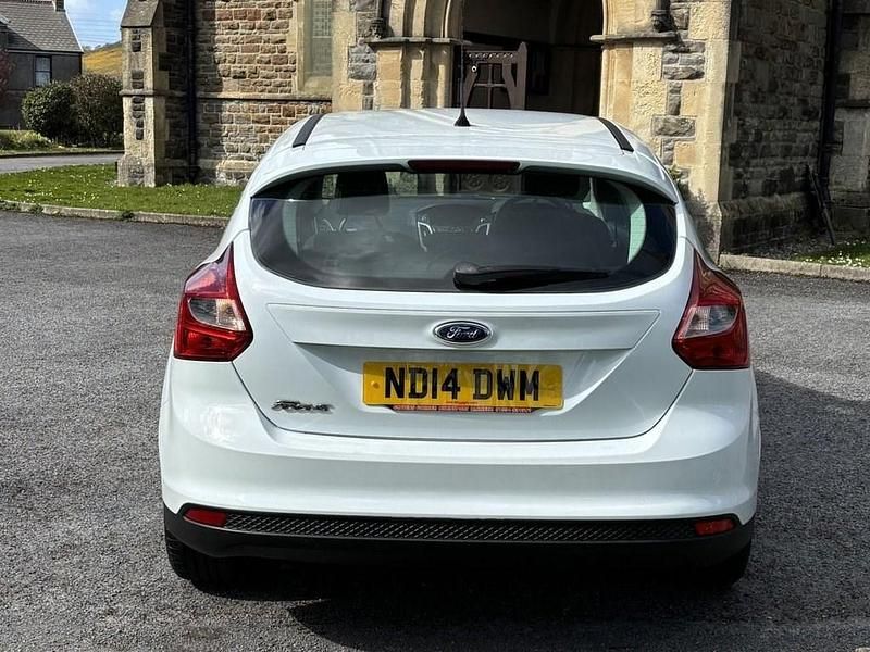 Used Ford Focus Zetec 115 HP (84 kW) 2014 White Hatchback