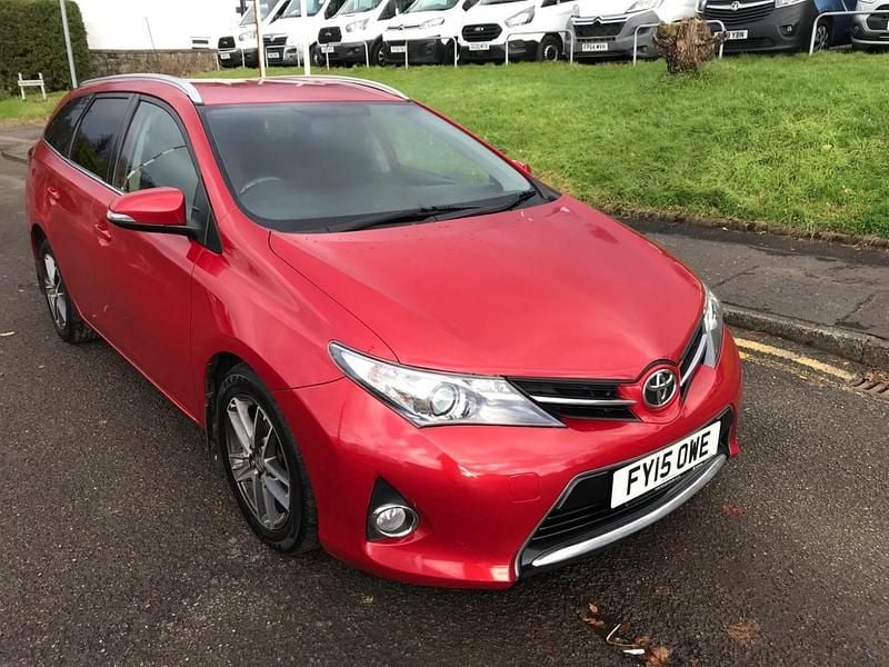 Red Used 2015 Toyota Auris Estate | £3,995 (Good price) - Image 1/4