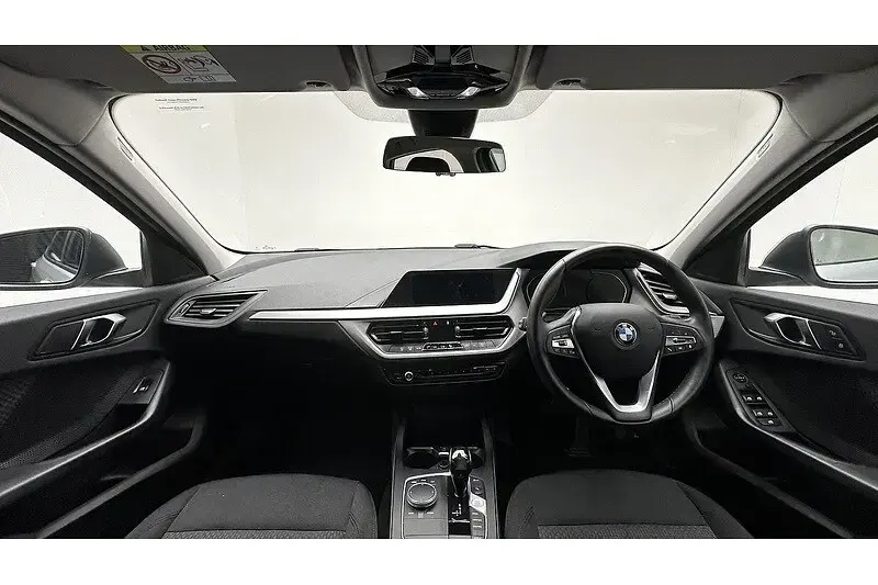 Begagnad BMW 118 Comfort Edition 2020 Silver Halvkombi