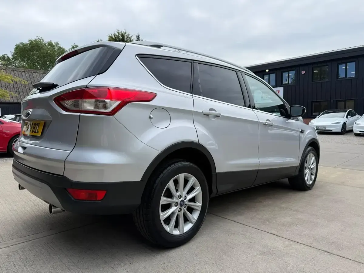 Usado Ford Kuga Titanium 150 HP (110 kW) 2016 Prateado SUV