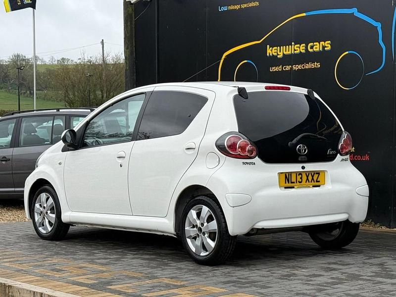 Begagnad Toyota Aygo 68 HK (50 kW) 2013 Vit Halvkombi