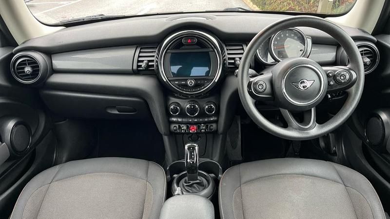 Usado Mini Cooper Classic 136 HP (100 kW) 2019 Branco Citadino