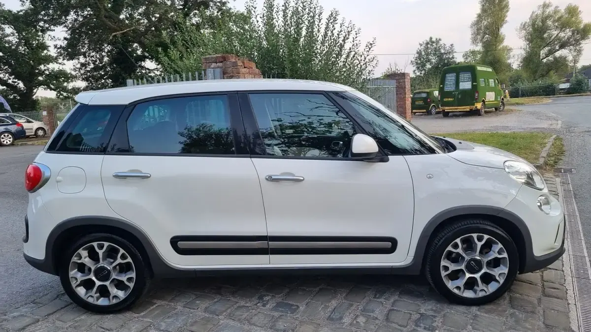 Used Fiat 500L Trekking 85 HP (62 kW) 2015 White MPV