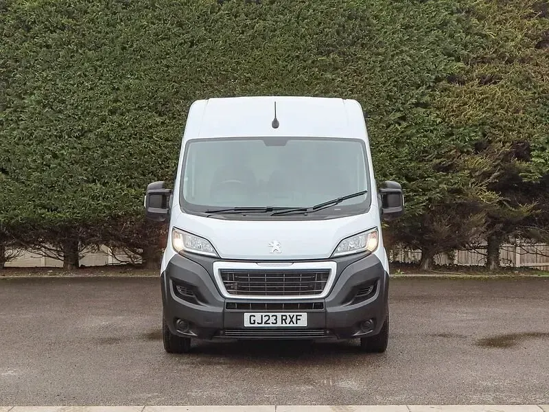Gebraucht Peugeot Boxer Premium 140 PS (102 kW) 2023 Weiß Van