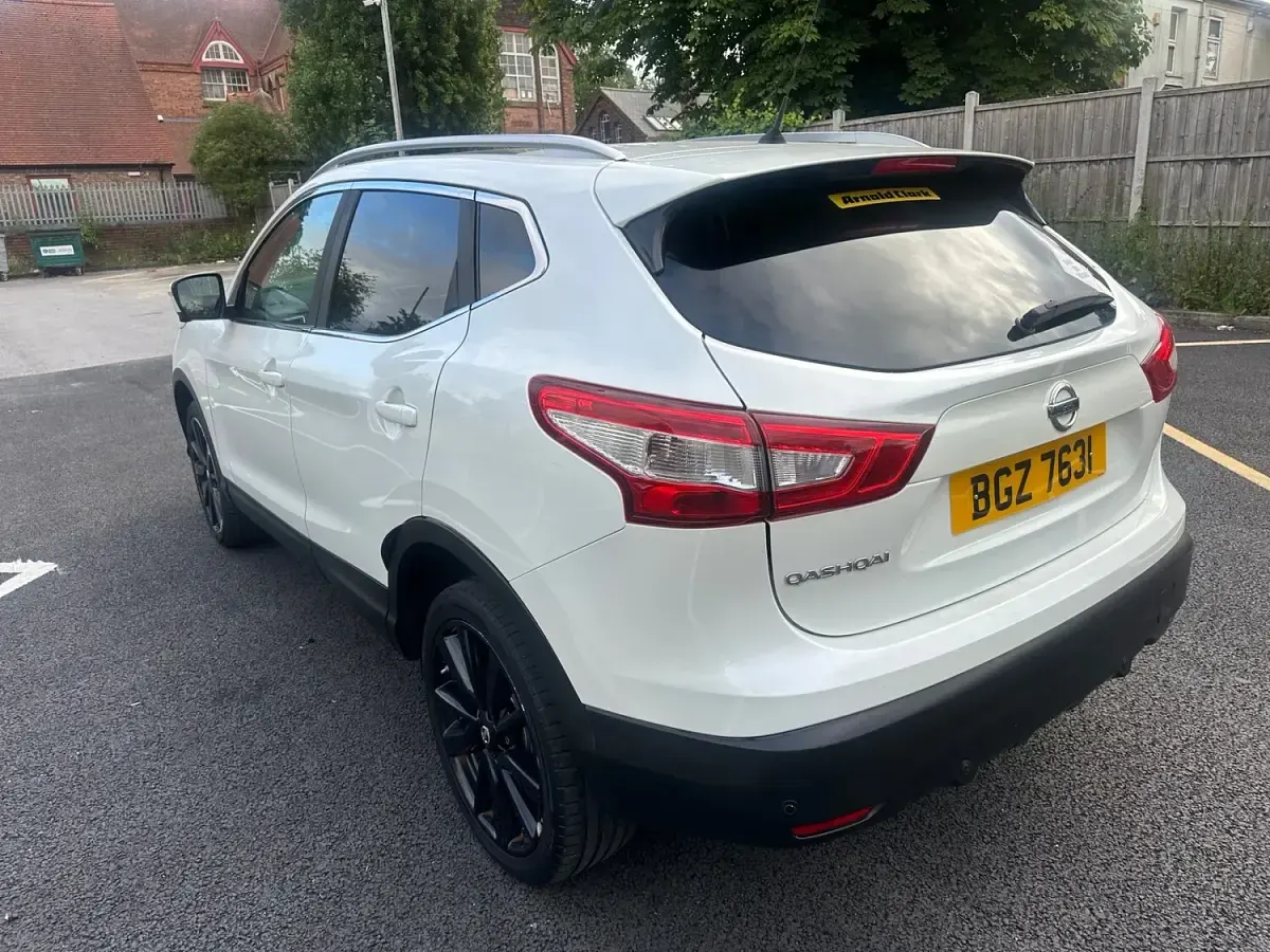 Used Nissan Qashqai Tekna 115 HP (84 kW) 2016 White SUV