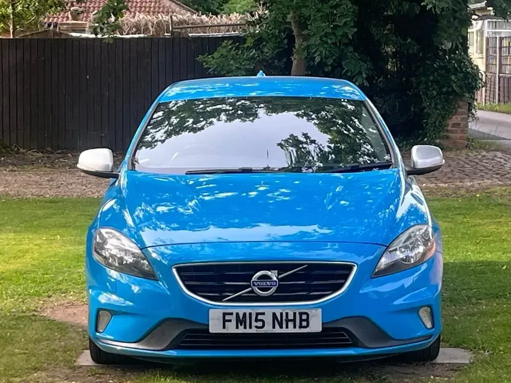 Used Volvo V40 R-Design 122 HP (89 kW) 2015 Blue Hatchback