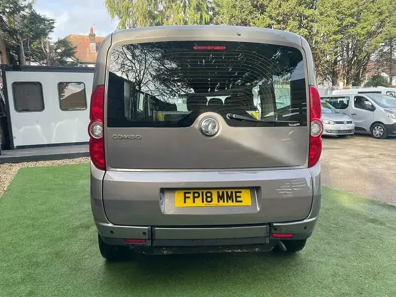 Usado Vauxhall Combo 2018 Castanho Monovolume