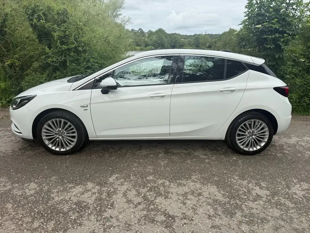 Used Vauxhall Astra SRi 2016 White Hatchback