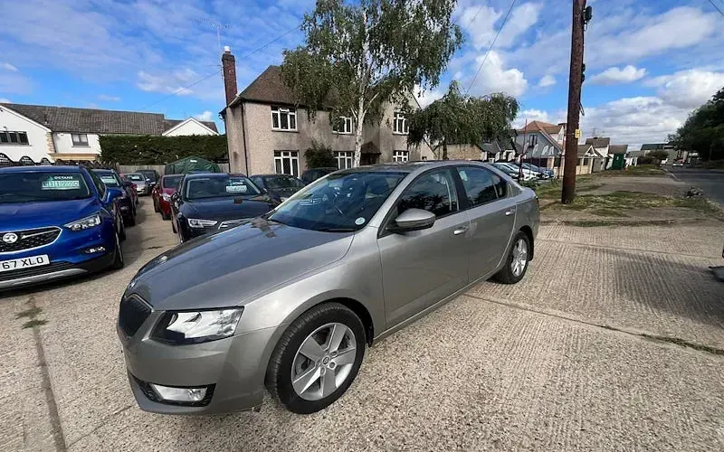 Used Skoda Octavia SE 140 HP (102 kW) 2014 Gold Estate