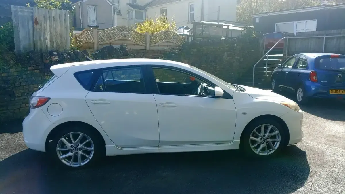 Used Mazda 3 105 HP (77 kW) 2013 White Hatchback