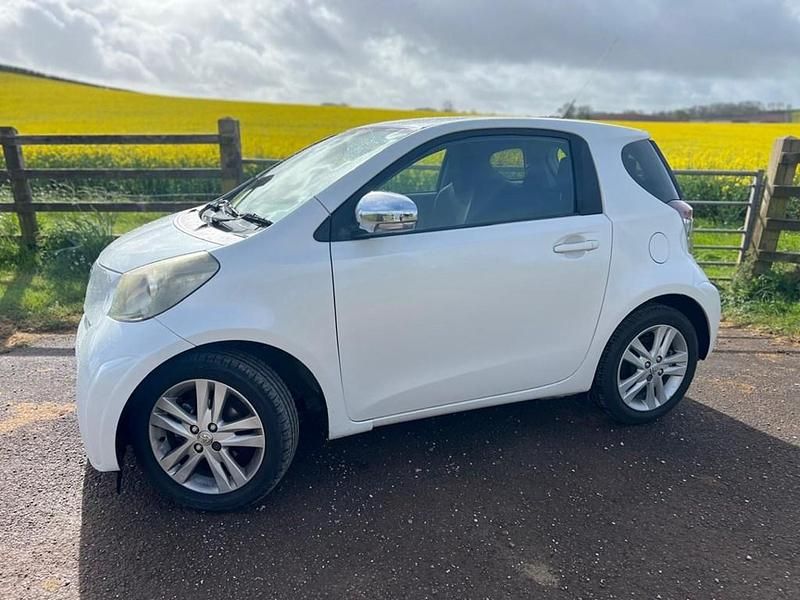 Used Toyota iQ 98 HP (72 kW) 2010 White Hatchback