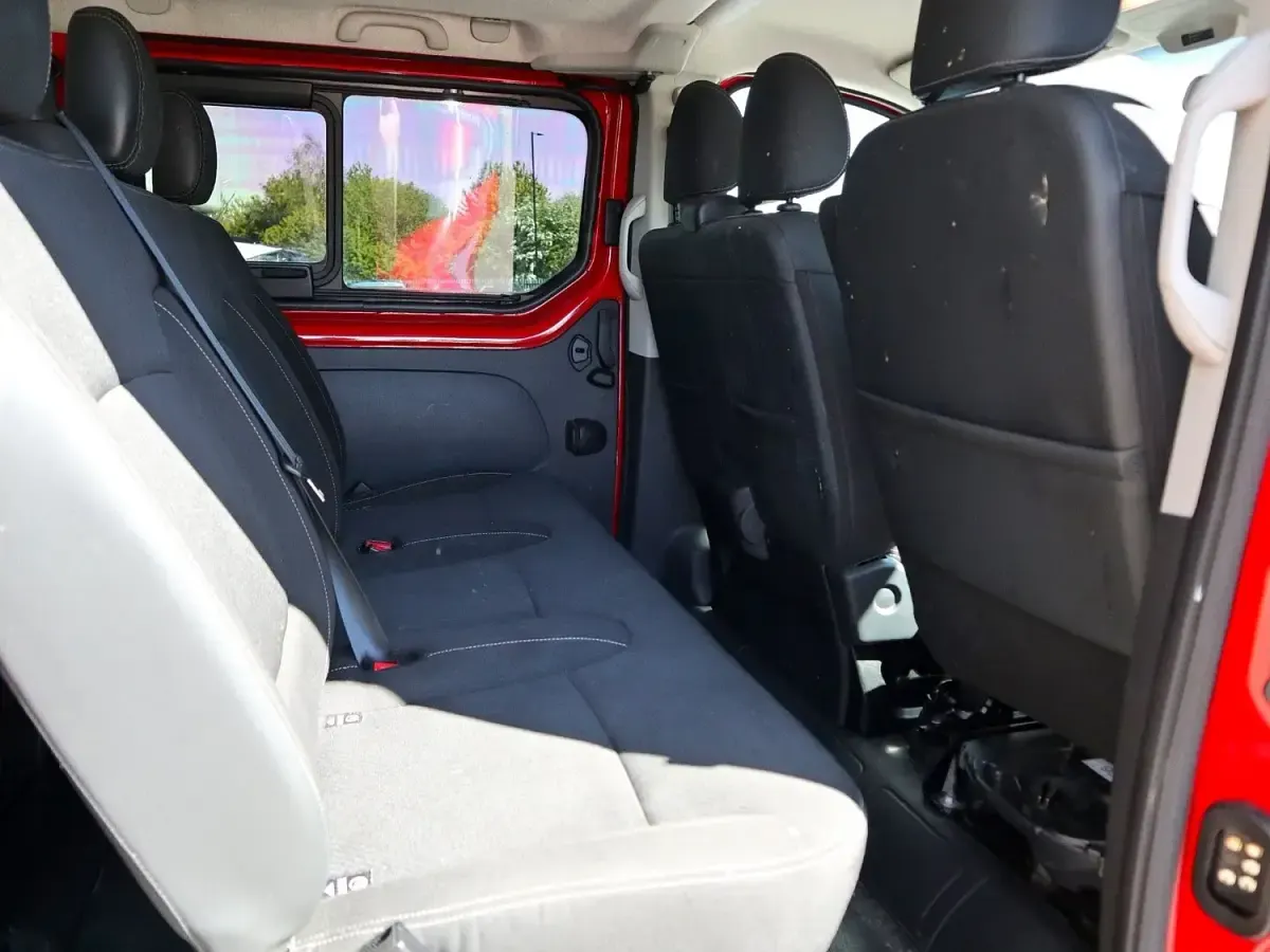 Begagnad Renault Trafic 2020 Röd Minibuss