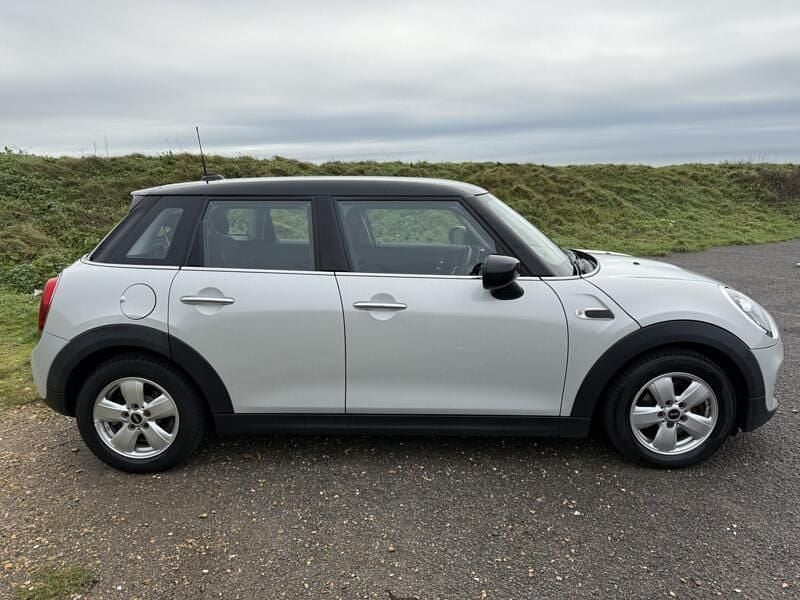 Begagnad Mini Cooper Classic 136 HK (100 kW) 2020 Silver Halvkombi