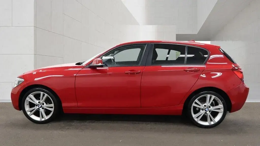 Used BMW 118 Sport Line 2015 Red Hatchback