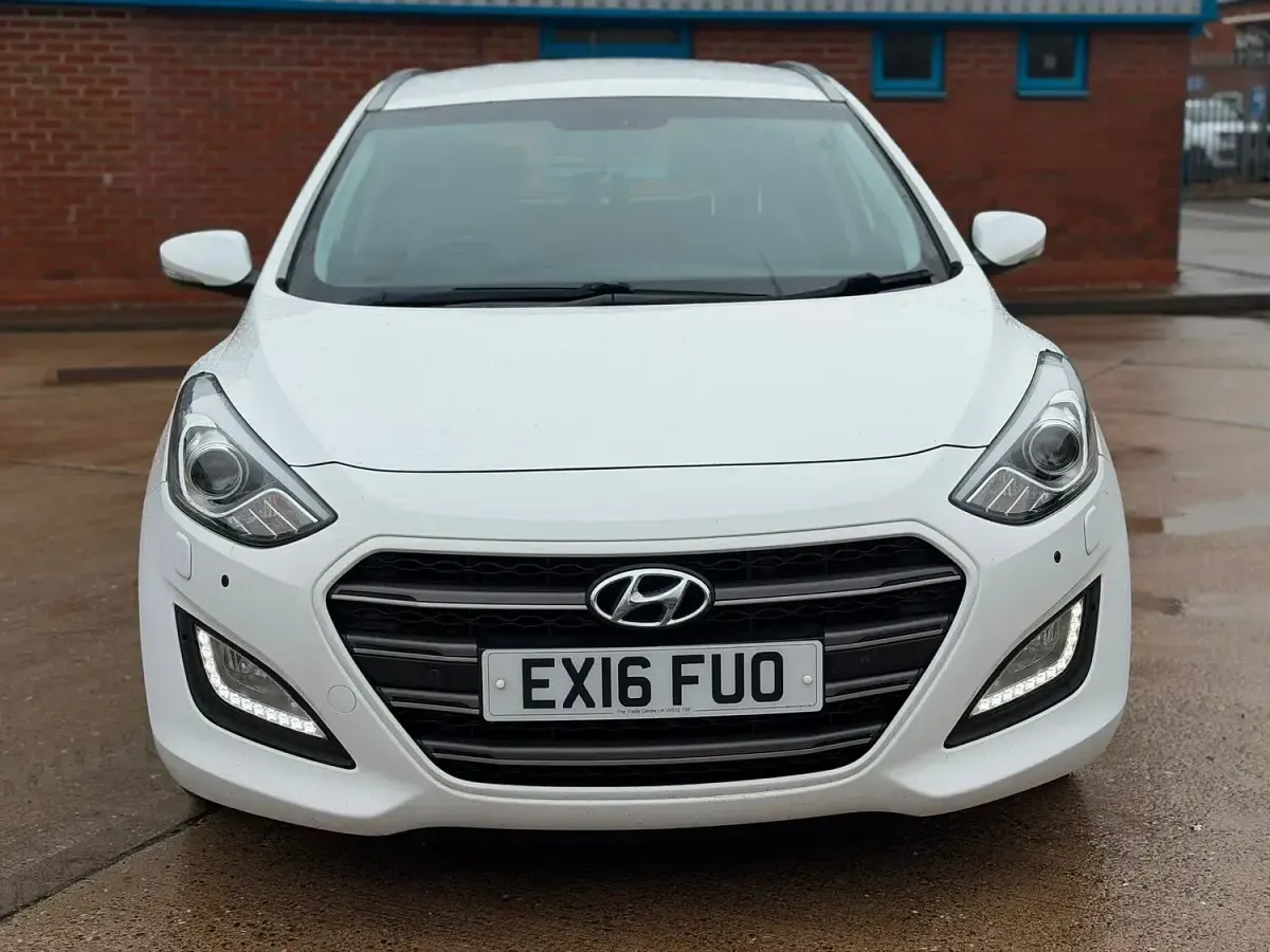 Used Hyundai i30 Premium 2016 White Estate
