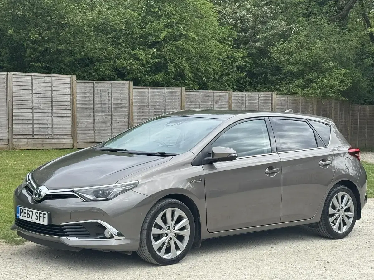 Used Toyota Auris Hybrid 136 HP (100 kW) 2017 Bronze Hatchback