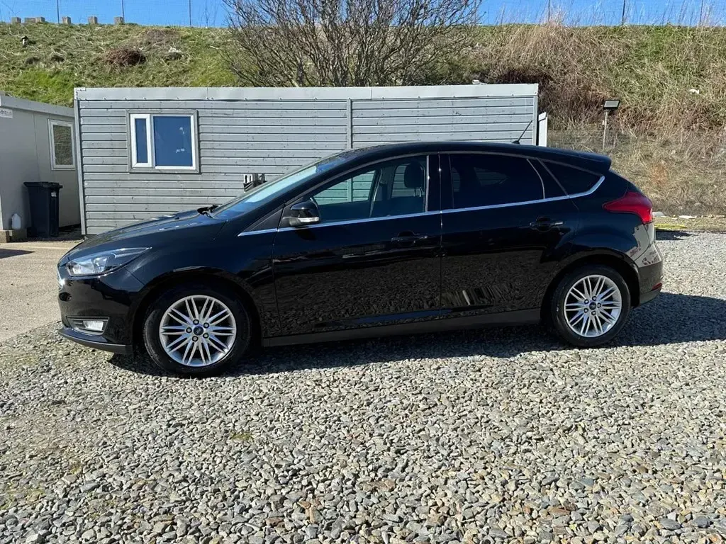 Usado Ford Focus Zetec 125 CV (91 kW) 2017 Negro Utilitario