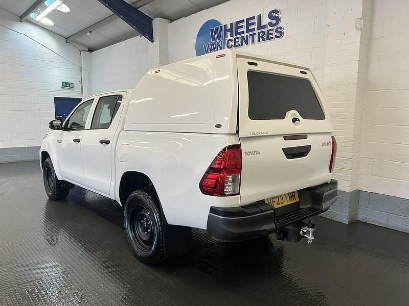 Used Toyota HiLux Active 150 HP (110 kW) 2023 White Pickup
