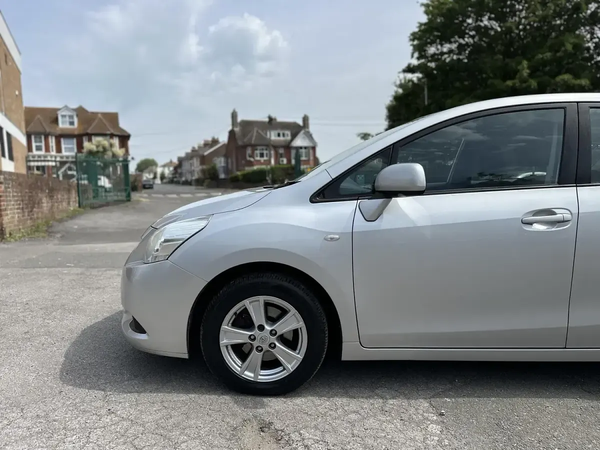 Used Toyota Verso 126 HP (92 kW) 2010 Silver MPV