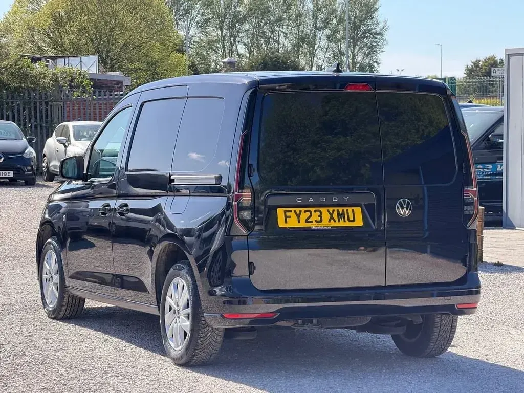 Usado VW Caddy Pro 122 HP (89 kW) 2023 Preto Monovolume