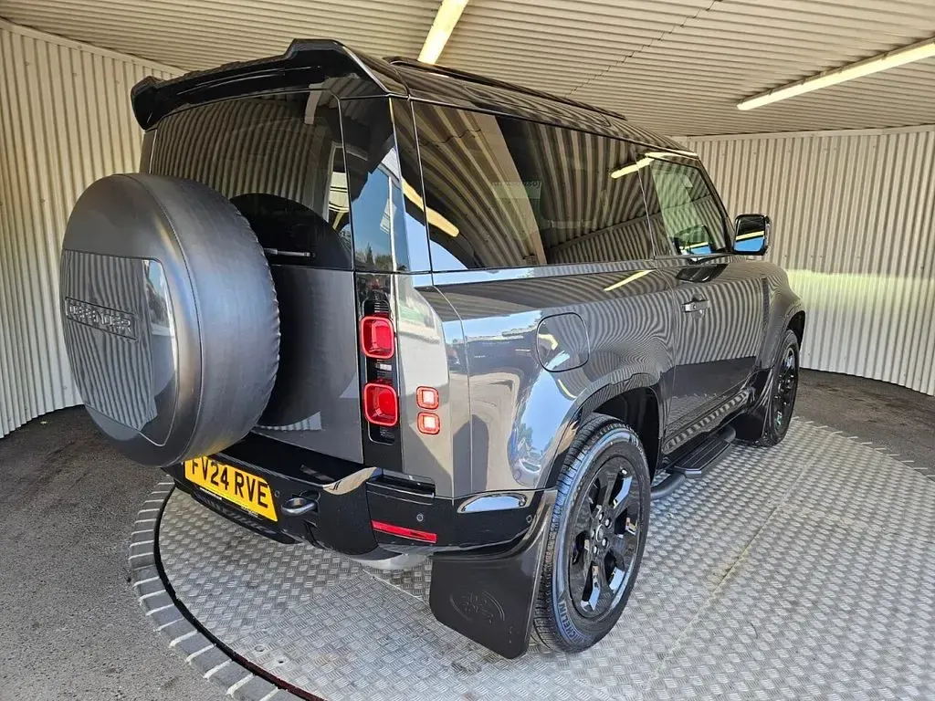 Used Land Rover Defender HSE Dynamic 250 HP (183 kW) 2024 Grey SUV