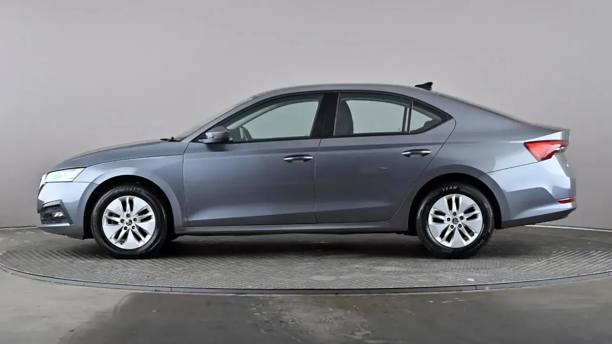 Usado Skoda Octavia SE Technology 116 CV (85 kW) 2023 Gris Utilitario