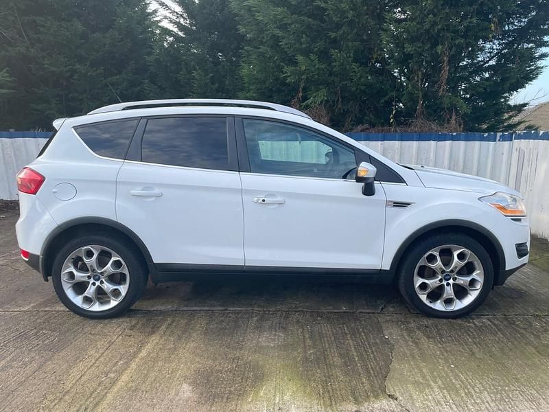 Usado Ford Kuga Titanium 163 HP (119 kW) 2011 Branco SUV