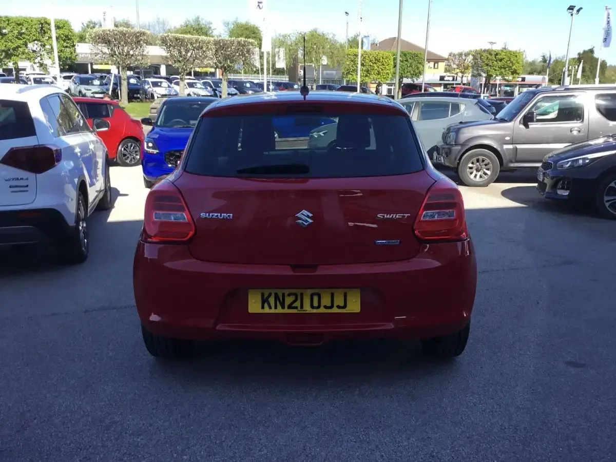Usado Suzuki Swift SZ-L 83 CV (61 kW) 2021 Rojo Utilitario