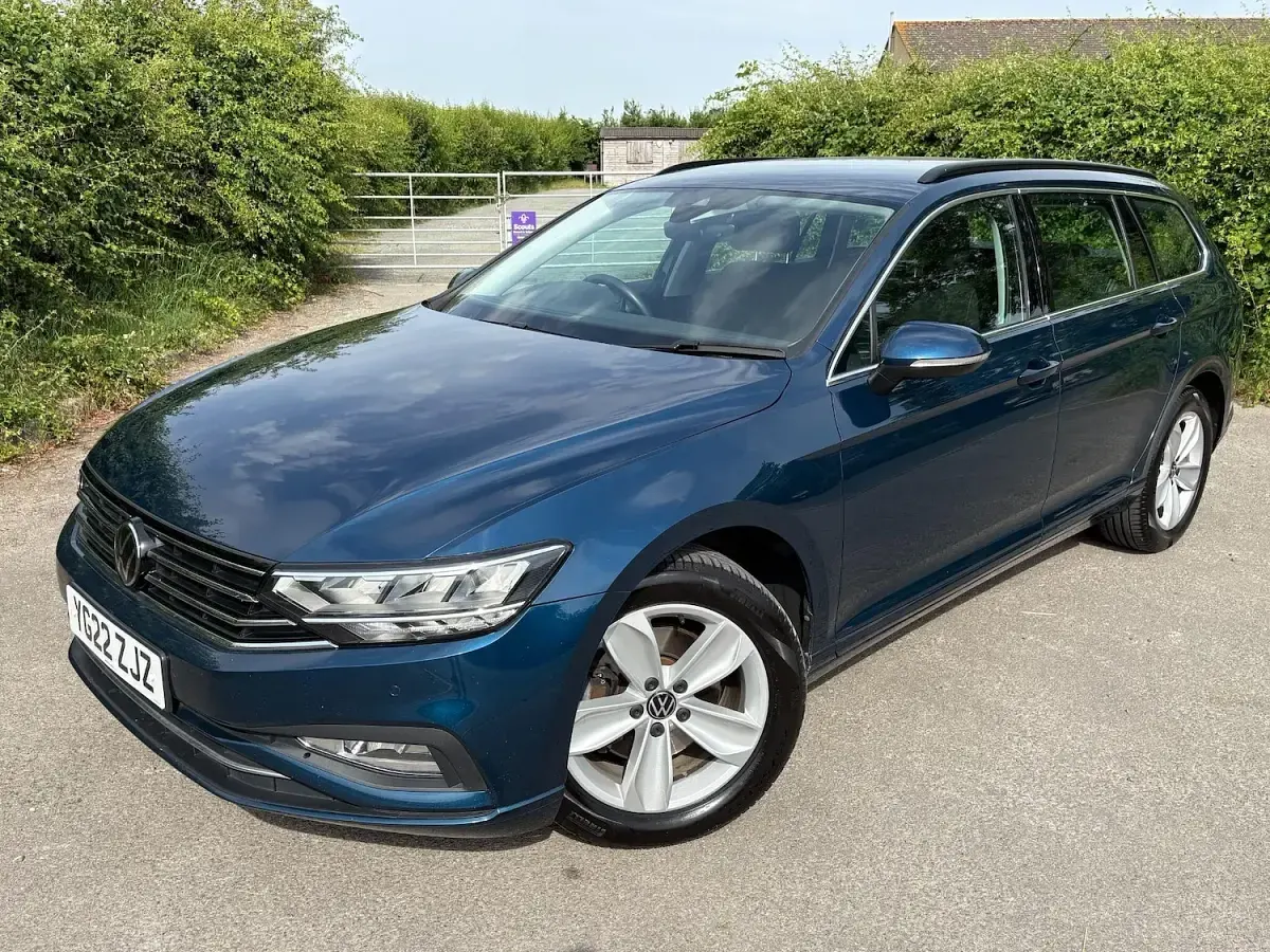 Used VW Passat SE 150 HP (110 kW) 2022 Blue Estate