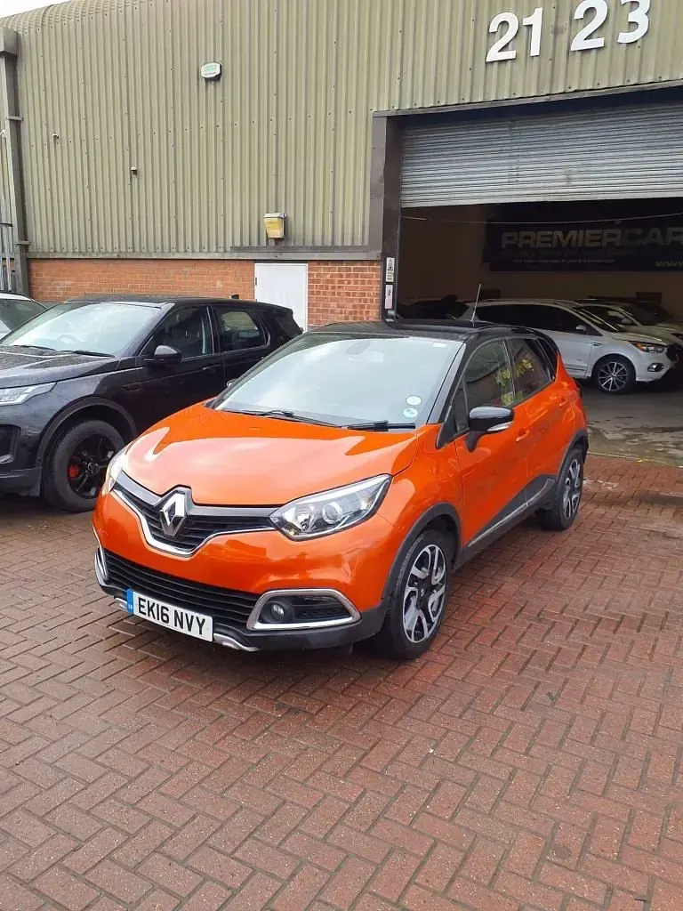 Used Renault Captur Dynamique 90 HP (66 kW) 2016 Orange/black SUV