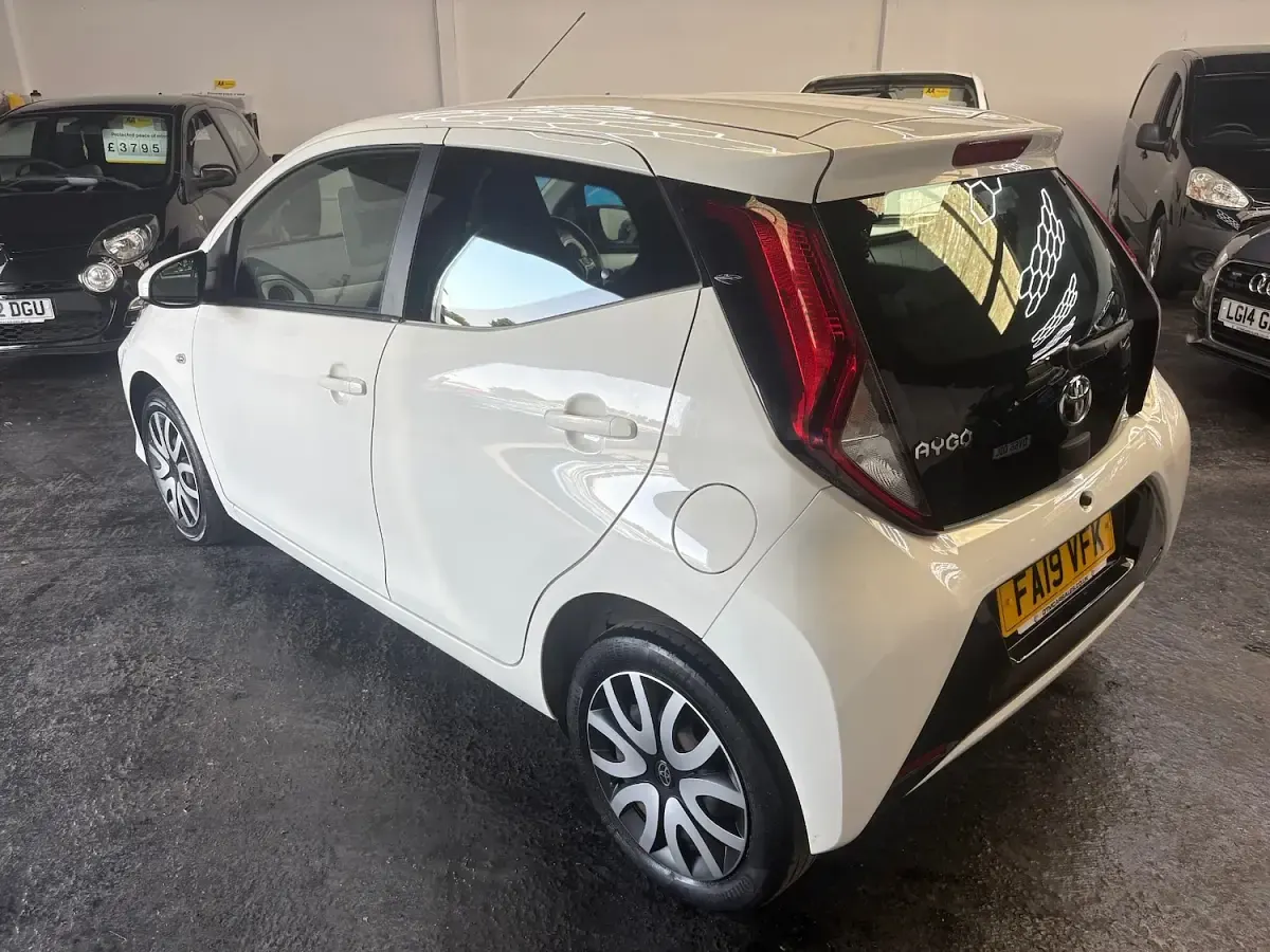 Used Toyota Aygo X-play 72 HP (52 kW) 2019 White Hatchback