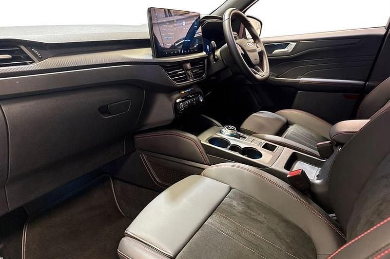 Second-hand Ford Kuga ST-Line 243 CP (178 kW) 2024 Argintiu SUV