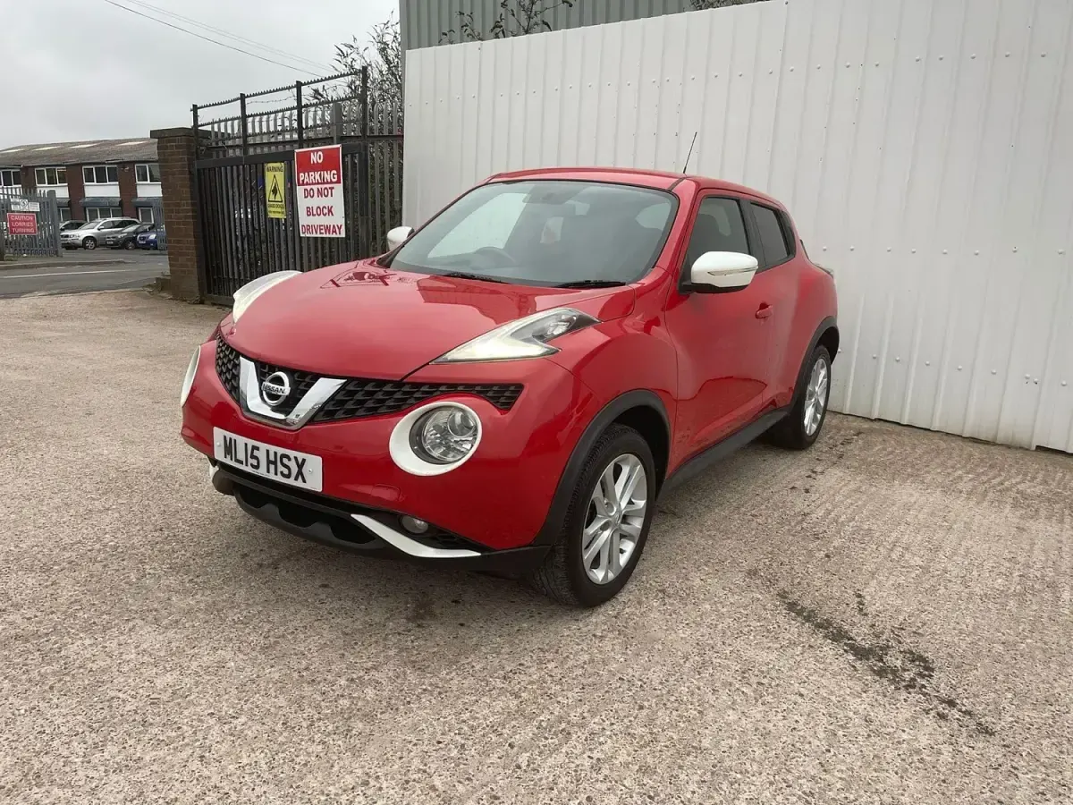 Usado Nissan Juke Acenta Premium 115 HP (84 kW) 2015 Vermelho SUV