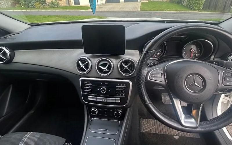 Used Mercedes GLA180 Urban 122 HP (89 kW) 2019 White SUV