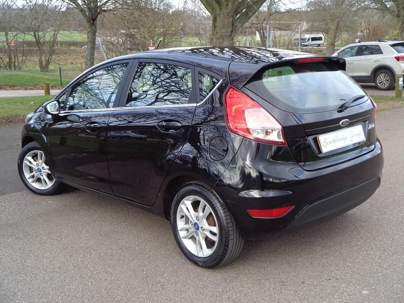 Used Ford Fiesta Zetec 82 HP (60 kW) 2015 Panther black metallic Hatchback