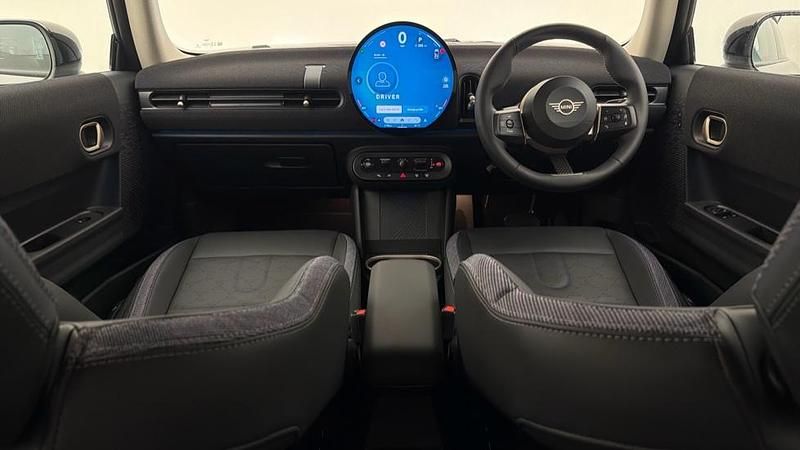 Begagnad Mini Cooper Hatch 154 HK (113 kW) 2025 Silver Halvkombi