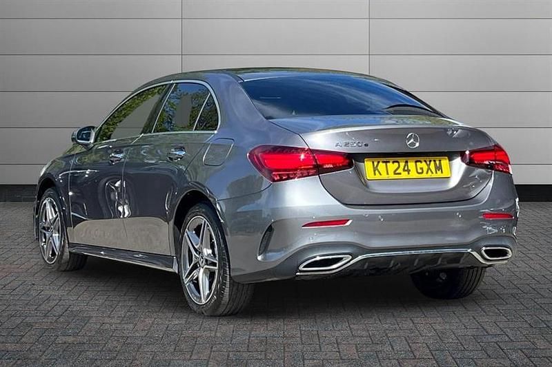 Usado Mercedes A250 Executive 218 HP (160 kW) 2024 Cinzento Sedan