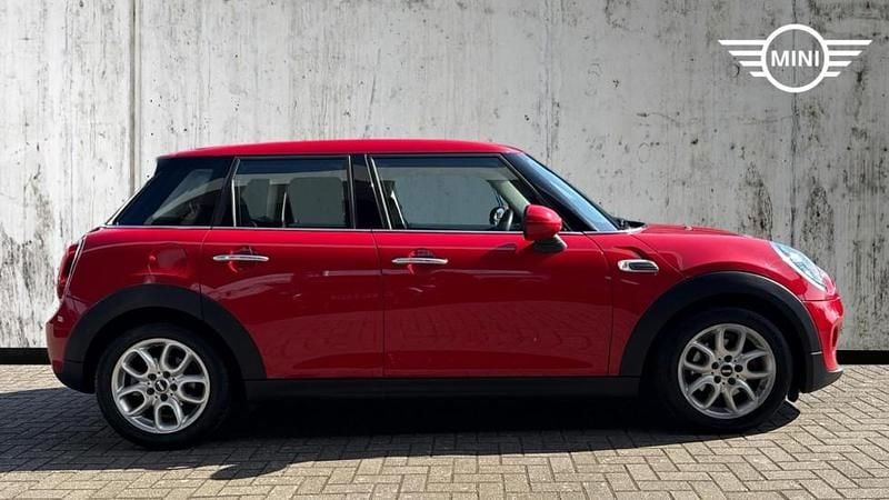 Begagnad Mini Cooper Hatch 134 HK (98 kW) 2018 Röd Halvkombi