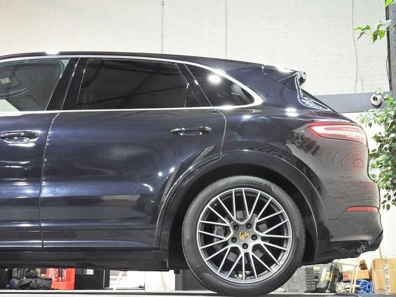 Used Porsche Cayenne 440 HP (323 kW) 2020 Black SUV