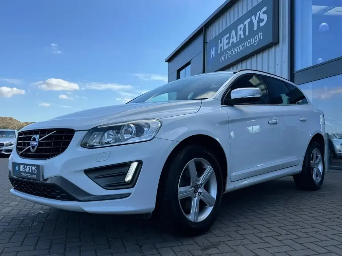 Usado Volvo XC60 R-Design 220 HP (161 kW) 2017 Branco SUV