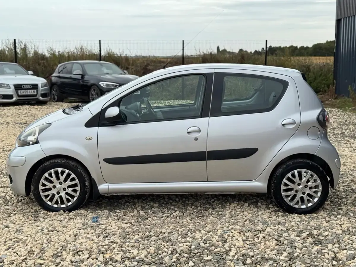 Gebraucht Toyota Aygo Platinum 67 PS (49 kW) 2009 Silber Kleinwagen